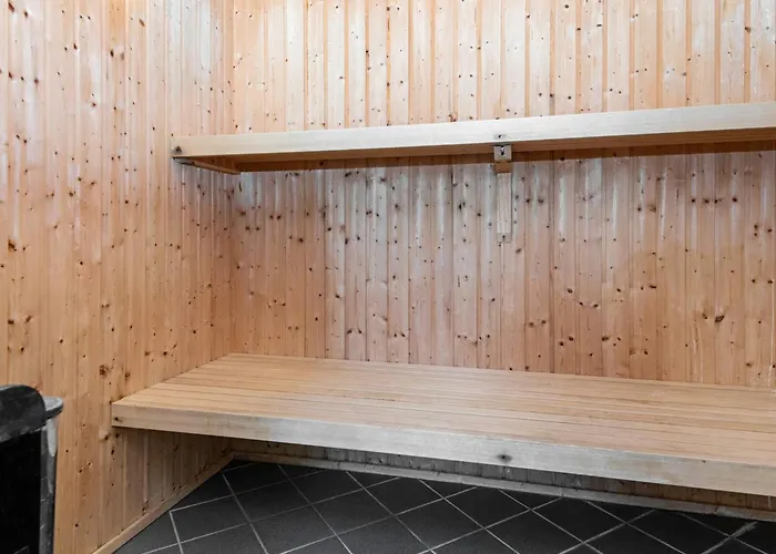 8 Person In Knebel-by Traum